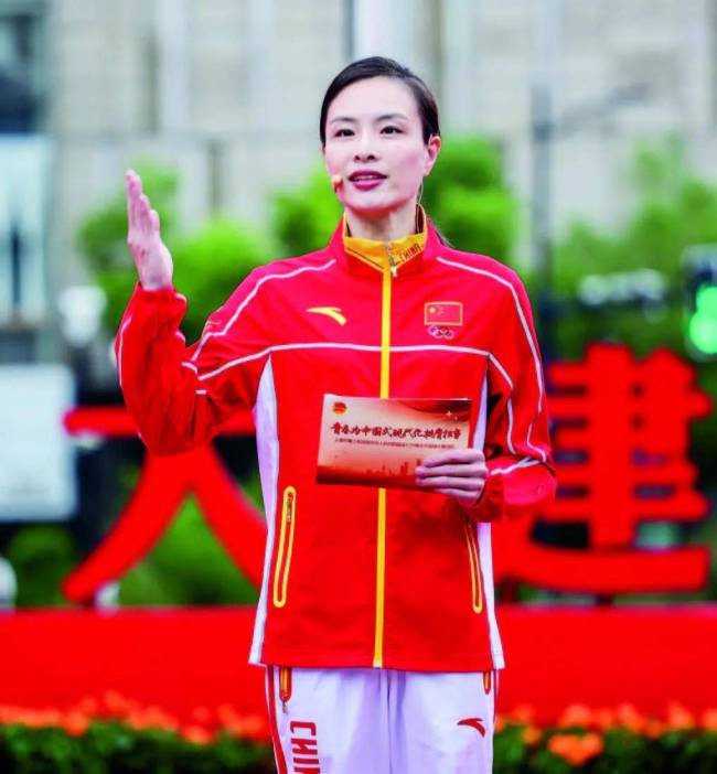 吴敏霞任上海一小学副校长 体育冠军的新角色