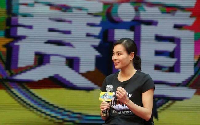 吴敏霞任上海一小学副校长