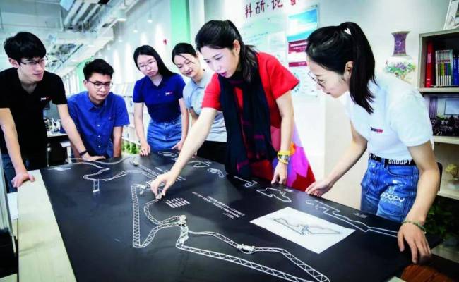 吴敏霞任上海一小学副校长 体育冠军的新角色